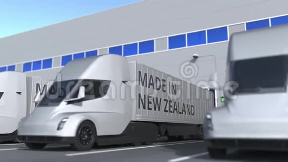 拖车卡车与MADE在新西兰文字正在加载或卸载在仓库商业循环三维动画视频的预览图