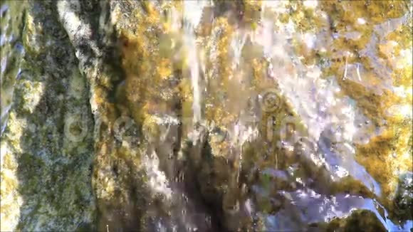 水流过石壁视频的预览图