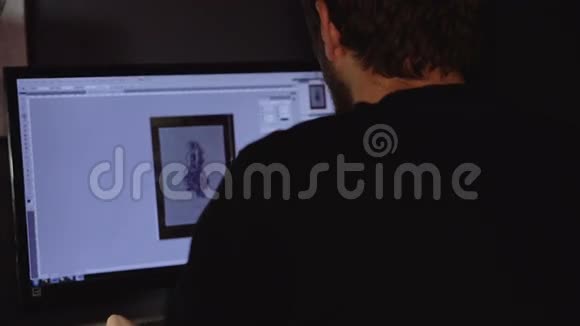 艺术家设计师在电脑上绘制草图视频的预览图
