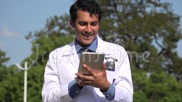 快乐的西班牙裔医生使用药片视频的预览图