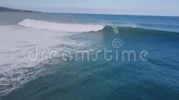 专业冲浪者在4k空中夏季海景的蓝色海面上在白色泡沫飞溅的大浪中冲浪视频的预览图