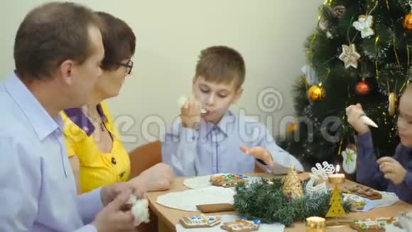 家庭传统装饰姜饼屋为圣诞节做准备视频的预览图