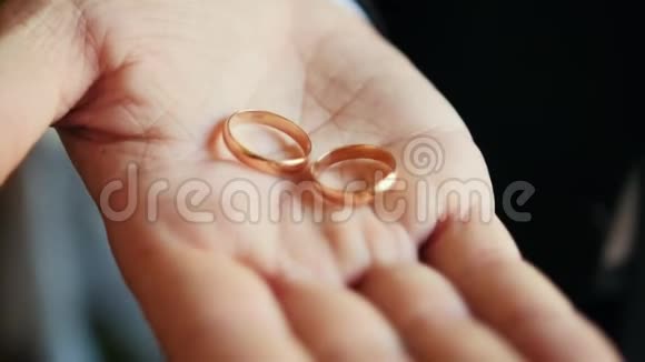 婚礼新郎手捧金色结婚戒指视频的预览图