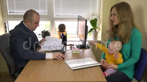 带着孩子在律师事务所签离婚协议的女人4K视频的预览图