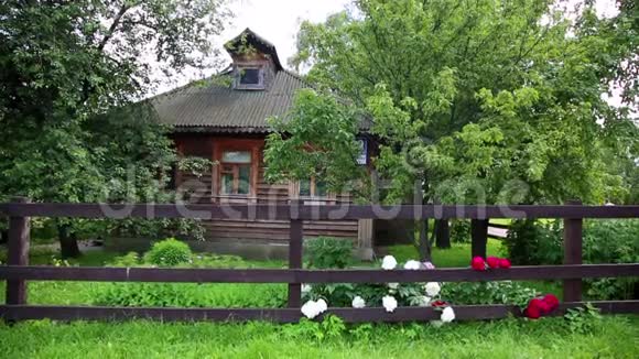 俄罗斯木制温室的外部美丽灿烂的阳光祥和的景象视频的预览图
