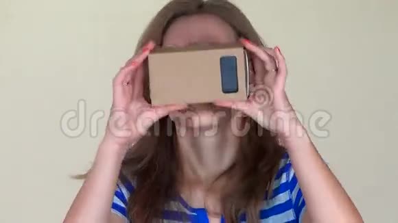 戴着vr眼镜的年轻女人接触空气捕捉到一些东西虚拟现实视频的预览图