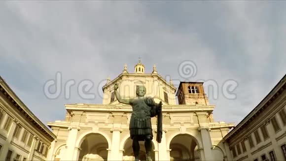 米兰奥梅托广场维特拉圣洛伦佐上校视频的预览图