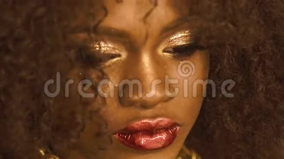 超现实肖像非裔美国女性模特金色光泽的妆容和大红色的嘴唇面子艺术创意时尚视频的预览图