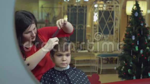理发师客厅里带着微笑孩子理发师视频的预览图