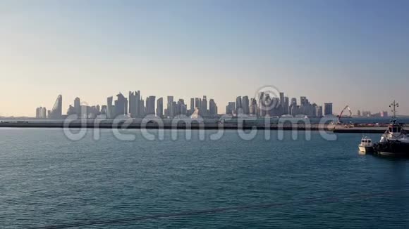 海港和城市视野与摩天大楼在地平线上有停泊船只的海港视频的预览图