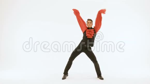 穿着黑色西装和红色衬衫的年轻人在白色背景上跳舞视频的预览图