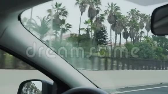 迈米海滩司机从迈阿密到迈阿密海滩在麦克阿瑟堤道上开车视频的预览图