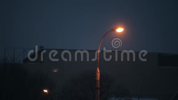 冬天的灯下雪了视频的预览图