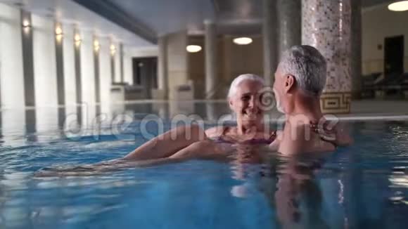 温泉酒店游泳池里的幸福老人视频的预览图