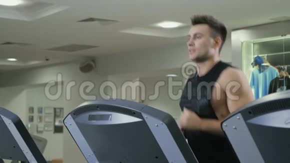 肌肉男在跑道上跑步视频的预览图