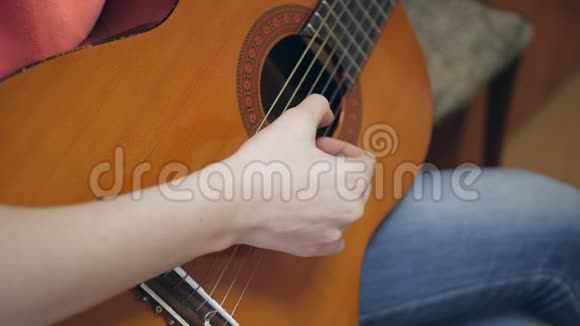 吉他手弹声吉他吉他手弹声吉他视频的预览图