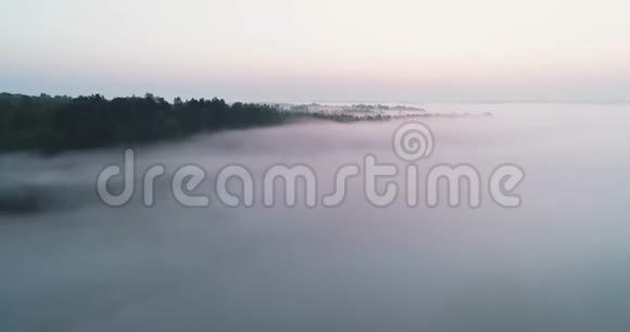 日出在河上日出时4K鸟瞰晨雾橙色的阳光透过晨雾在里夫视频的预览图