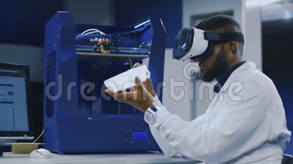 从事3D打印和VR技术的科学家视频的预览图