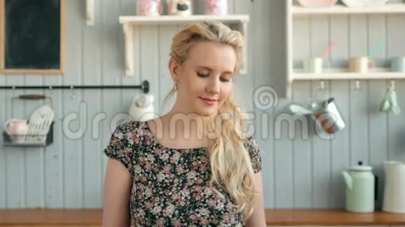 厨房里漂亮的女人红唇美丽的白种人女孩的早晨画像视频的预览图