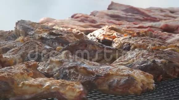 牛鸡烤架上烤的肉和阿根廷美食的典型猪肉视频的预览图