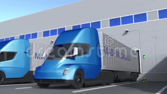 现代半挂车卡车与MADE在加拿大文本加载或卸载在仓库与加拿大商业有关视频的预览图