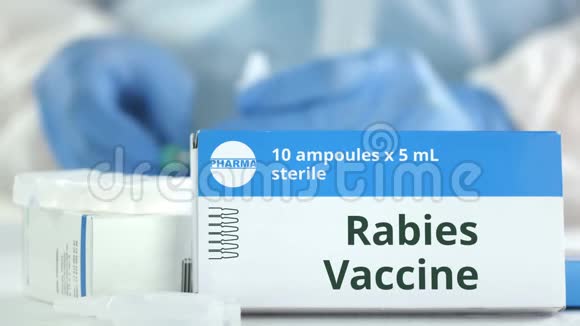 桌子上放着狂犬病疫苗的盒子对着模糊的实验室助理或医生小说制药标志视频的预览图