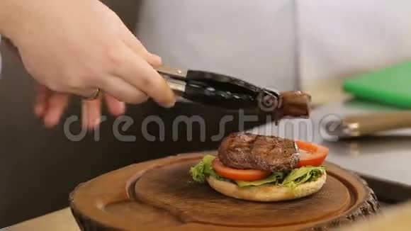 厨师把肉放在汉堡面包上视频的预览图