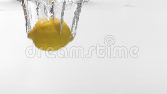 Slomotion橘子和柠檬掉入水中视频的预览图