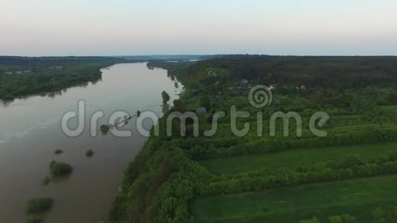 波兰美丽的维斯图拉河景观航拍视频的预览图