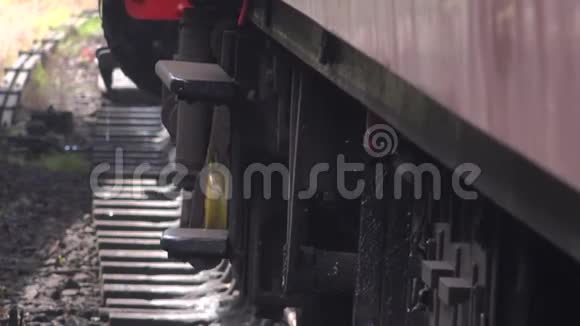 蒸汽火车关闭4K轨道上的车轮视频的预览图