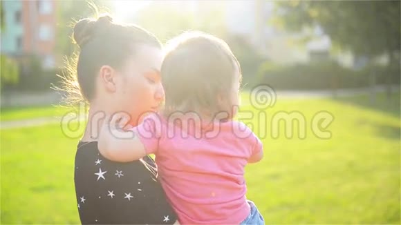 妈妈和孩子在户外拥抱在大自然中玩得很开心妈妈拥抱她可爱的小女儿视频的预览图