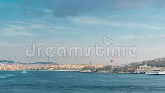 从土耳其伊斯坦布尔的加拉塔大桥可以看到博斯普鲁斯海峡的旅游船和摩天轮交通视频的预览图