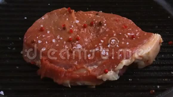 牛排肉在炒锅里烤里面撒上香料视频的预览图