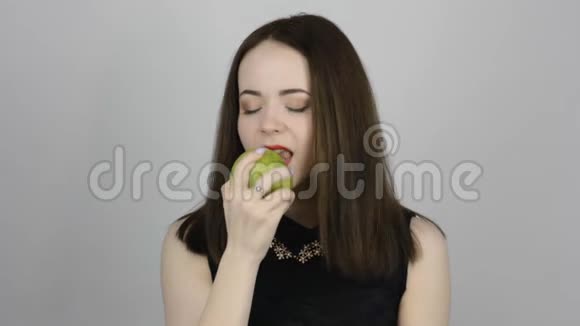 背景女人水果食物苹果人女孩脸嘎吱Yum饮食吃健康孤立微笑白色节食吃视频的预览图