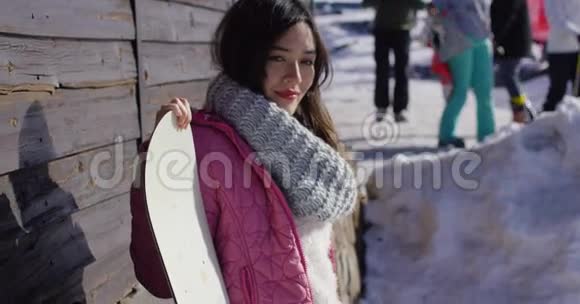 微笑的混血女孩站在滑雪板上视频的预览图