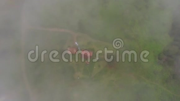 一架无人机相机在夏日的雾雾中飞过灰色的雨云俯瞰4k空中景色视频的预览图