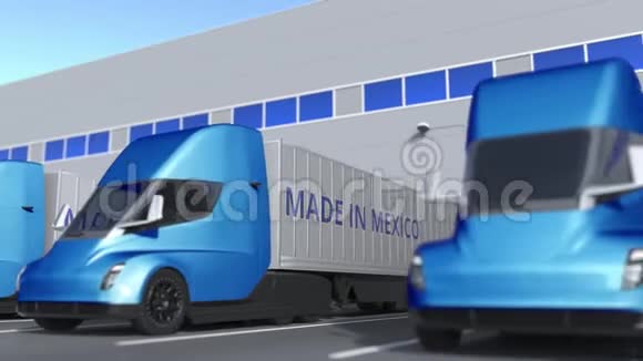 现代半挂车卡车的MADE在MEXICO文本被装载或卸载在仓库墨西哥商业视频的预览图
