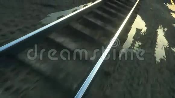 摄像机沿着铁路移动精彩的日落真实的电影4k动画视频的预览图