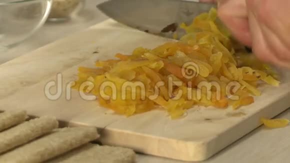 专业厨师切割烤梨视频的预览图