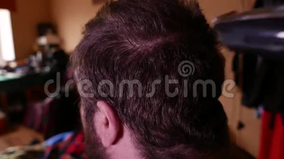一个男人的头被修剪的特写4UHDK视频的预览图