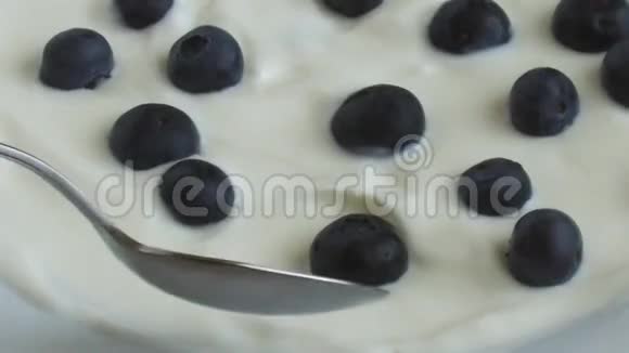 蓝莓浆果白色酸奶用勺子拿出来视频的预览图