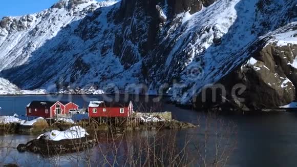 挪威冬季景观有五颜六色的罗布和渔船视频的预览图