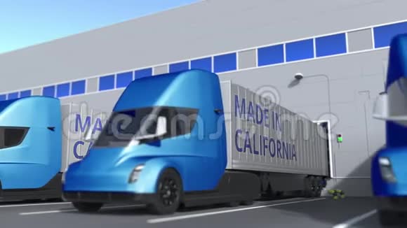 拖车卡车与MADE在卡利弗尼亚文本被装载或卸载在仓库商务相关可循环三维视频的预览图