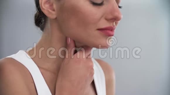 恶心的喉咙因喉咙痛而不高兴的女人视频的预览图