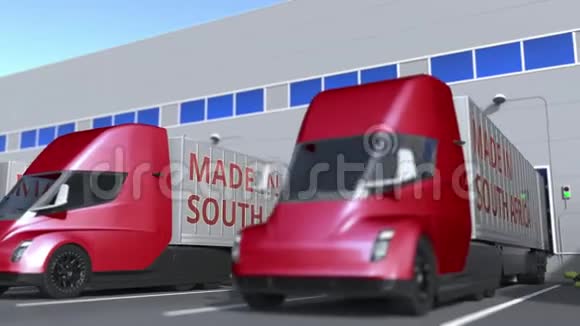 南非MADE的现代半挂车文本在仓库装卸有关业务视频的预览图