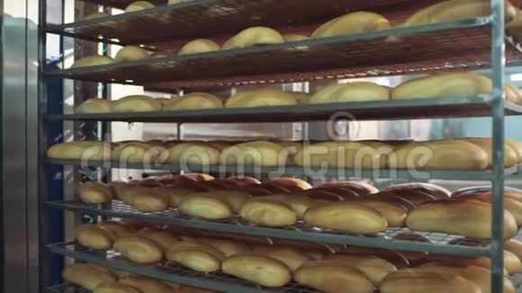 鲜脆的面包放在冷却架上面包制作制造工艺视频的预览图
