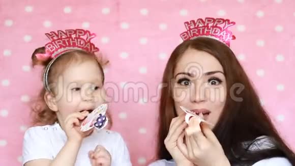 家庭幸福母女庆祝生日吹角节日聚会生日的概念视频的预览图
