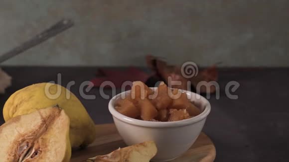 陶瓷碗里的果酱视频的预览图