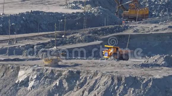 大型黄色卡车在一个石棉矿物采石场运输矿石视频的预览图