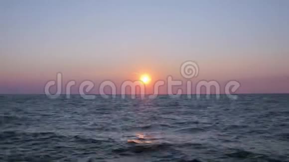 海面上美丽的日落时间流逝4K视频的预览图